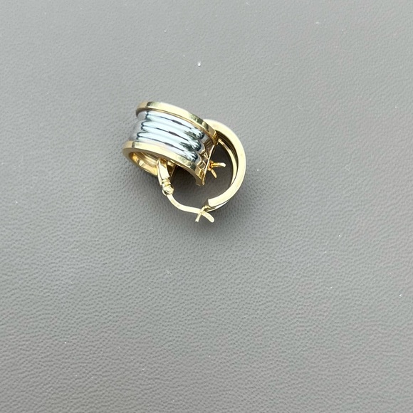 Dual tone hoop earring yellow and white gold - Picture 7 of 10